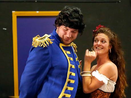 Sonny uit Married at First Sight op het podium met Gorcums musicalgezelschap: ‘Ik heb zo’n leuke rol’