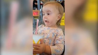 De reactie van deze peuter op haar eerste slok cola is onvergetelijk