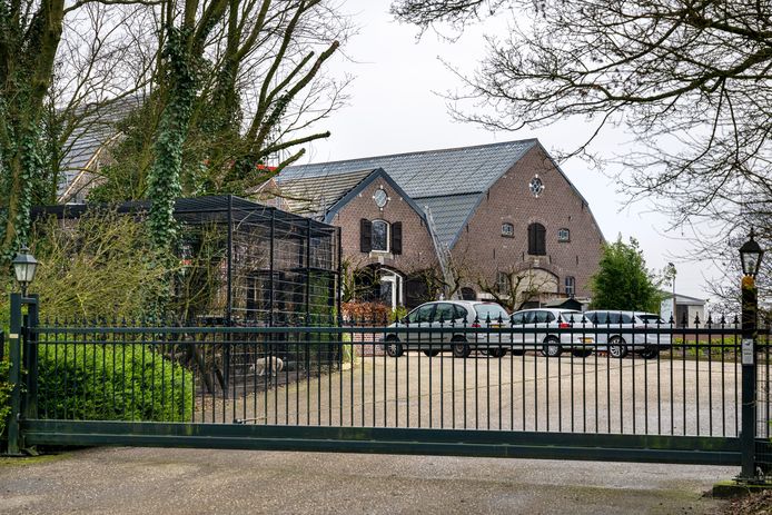 Het complex aan de Valburgseweg in Elst, waar dinsdagmiddag een grote politie-inval heeft plaatsgevonden.