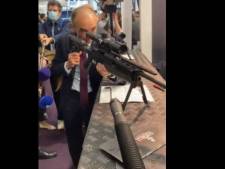 “Ça rigole plus hein”: Eric Zemmour s’amuse à pointer des journalistes avec un fusil