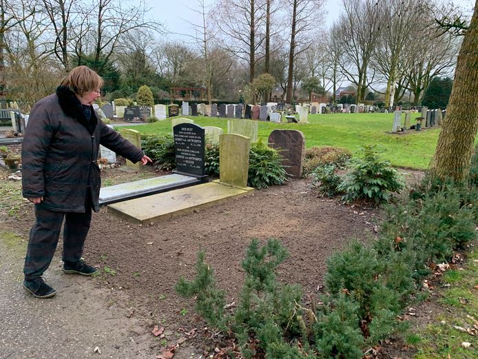 Corine Stolk bij het graf van haar ouders. Tot haar schrik is de grafsteen in 2020 verwijderd. Ze wil dat het graf wordt geopend om te controleren of haar ouders nog steeds onder de grond liggen.