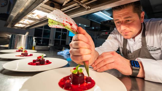 Sterrenchef gaat ‘kansloze’ uitdaging aan: kun je compleet kerstdiner maken voor 2,50 euro?