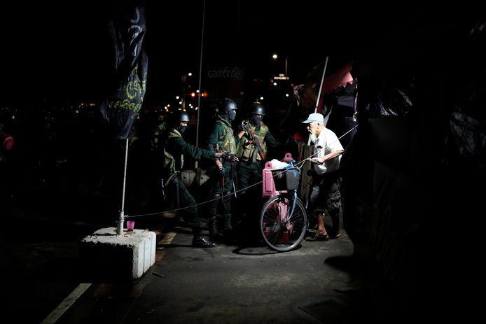 Soldaten dragen een oude man op te vertrekken terwijl ze het manifestantenkamp aan het presidentieel paleis ontruimen.