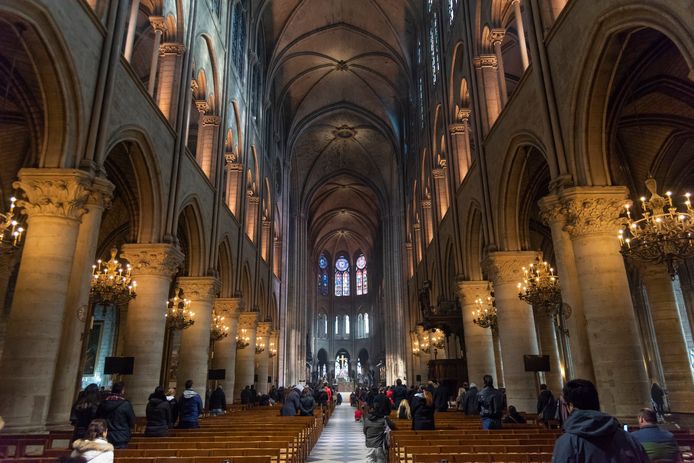 Boven het indrukwekkende gotische plafond van de Notre-Dame werd een stevige houten structuur gebouwd.