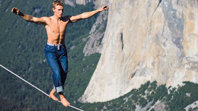 un gars qui marche seul