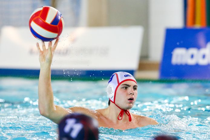 Jorrit Aanstoot kreeg in de laatste seconden nog de kans Het Ravijn naar de zege te schieten, maar zijn poging ging over het doel van UZSC.