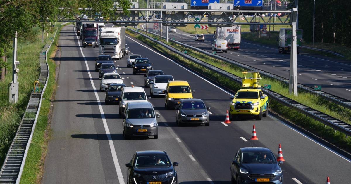 Ongeluk bij Staphorst: rijstrook dicht en file op A28.
