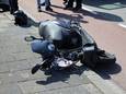 Op de Stalpaert van de Wieleweg in Delft is een scooterrijder gewond geraakt.