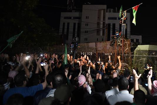 Πλήθος συγκεντρώθηκε μπροστά από την πρεσβεία των ΗΠΑ στον Λίβανο για να διαμαρτυρηθεί