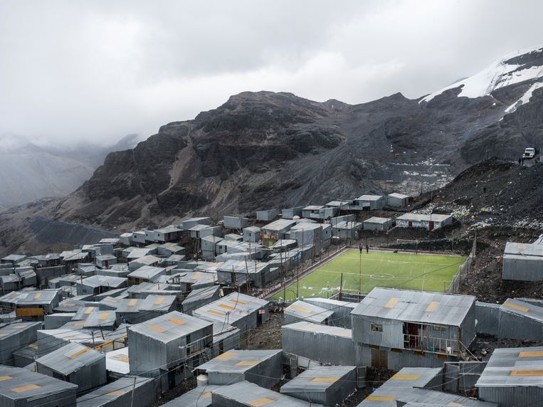 ► Op 5.200 meter hoogte ligt het hoogste dorp ter wereld, La Rinconada. 70.000 goudzoekers leven er in extreme omstandigheden. Beeld Simon Lenskens