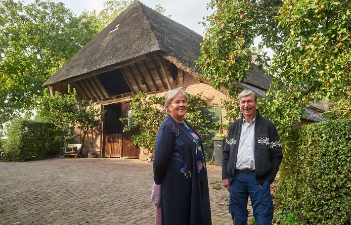 Jan en Annelies Hendriks wonen in een eeuwenoude boerderij met veel herinneringen  in Lithoijen.