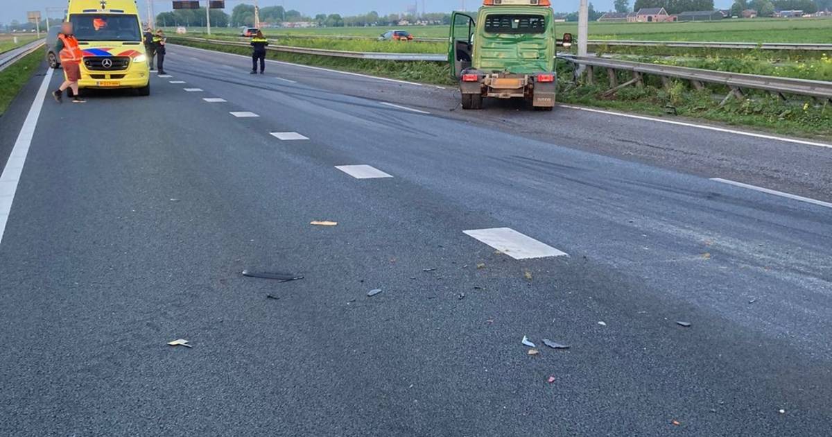 A27 tussen Hank en Nieuwendijk dicht na ongeluk met aanhangwagen.