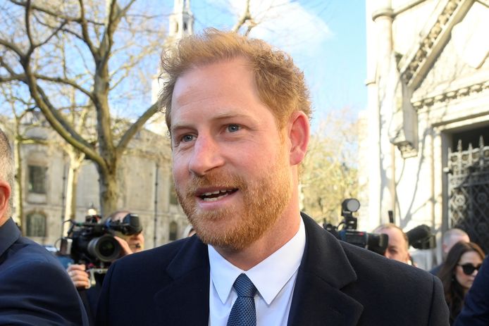 Prins Harry komt maandagochtend aan bij de High Court in London.