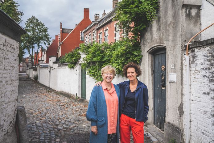 Buurvrouwen Barbra en Anke in hun begijnhof in Gent.