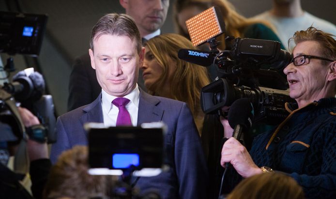 Halbe Zijlstra staat in de schijnwerpers, kort nadat hij zijn aftreden heeft bekendgemaakt. Rutte is nu zijn politieke maatje kwijt.