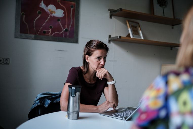 Nicolien Meijer voert planningsoverleg met haar collega’s.  Beeld Daniel Rosenthal / de Volkskrant