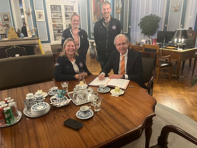 Voorzitter Yvonne Kubbinga van de Wassenaarse Reddingsbrigade en burgemeester Leendert de Lange tekenen de nieuwe samenwerkingsovereenkomst. Achter hen Christel Jacobs (secretaris WRB) en Casper Vellenga (penningmeester WRB).