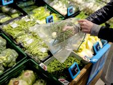 Supers stoppen met gratis plastic en papieren zakjes groenten en fruit