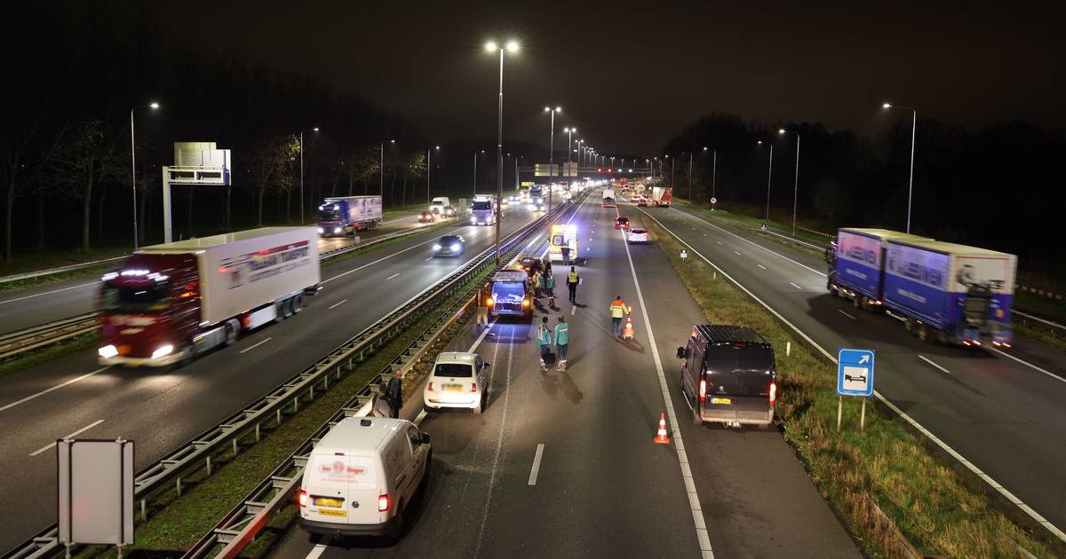 Verkeer A28 moet bij knooppunt Hattemerbroek via vluchtstrook door ongeval: file in richting Zwolle.