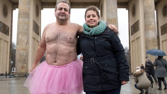Enten Tegenover Stevenson Man maakt foto's in roze tutu om zieke vrouw te steunen | Bizar | AD.nl