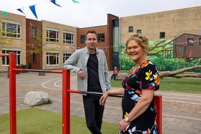 Wesley en Gina geven les op de school waar ze zelf vroeger ook op zaten: ‘Schrijf maar op: groep 3 i