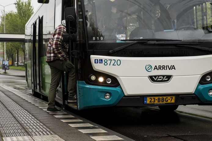 Passagier stapt in een bus van  Arriva.