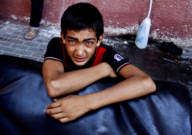 Een Palestijnse jongen huilt na een Israëlische luchtaanval in het zuiden van de Gazastrook. Beeld ap