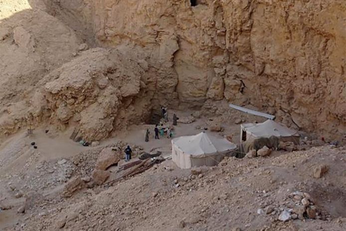 De koninklijke tombe werd opgegraven aan de westelijke oever van de Nijl in de stad Luxor, ongeveer 650 kilometer ten zuiden van de hoofdstad Caïro.