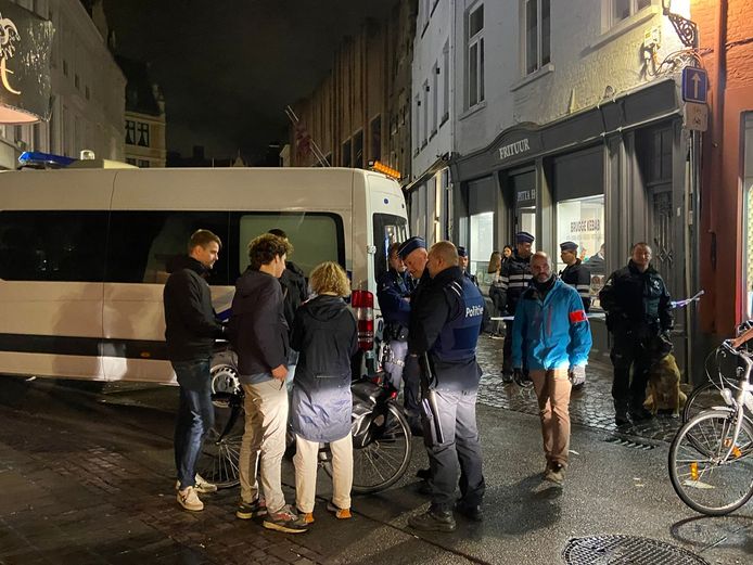 De politie kwam vrijdagnacht massaal ter plaatse in Brugge.