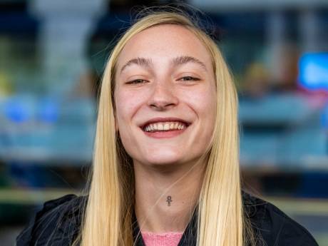 Helemaal zwart en niks onder haar jasje: dit is de songfestival-outfit van S10