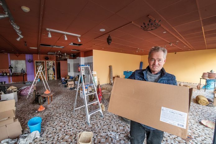 Marco Jutte ontruimt zijn Marokkaanse woonwinkel Artizana aan de Hoofdstraat in Apeldoorn.