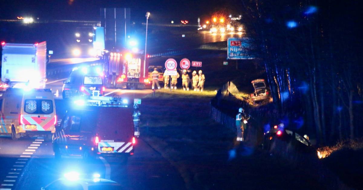 Twee autos belanden in een sloot na botsing op de A73, bestuurders komen met de schrik vrij.