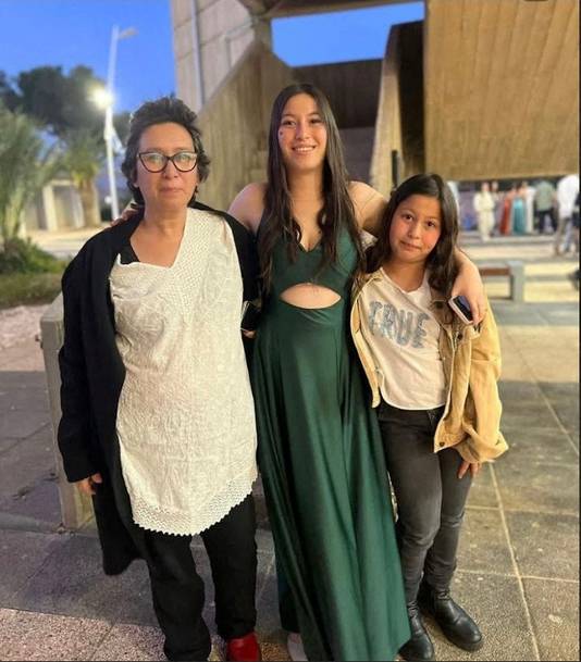 Karina (51) met haar dochters Mika (18) en Yuval (11).