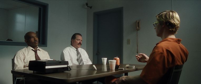 Michael Beach als rechercheur Murphy, Colby French als rechercheur Kennedy en Evan Peters als Jeffrey Dahmer in episode 105. Beeld COURTESY OF NETFLIX