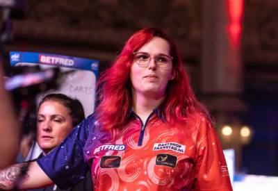 De kritiek krijgt haar niet klein: Nederlandse Noa-Lynn van Leuven wordt eerste trans vrouw op WK darts