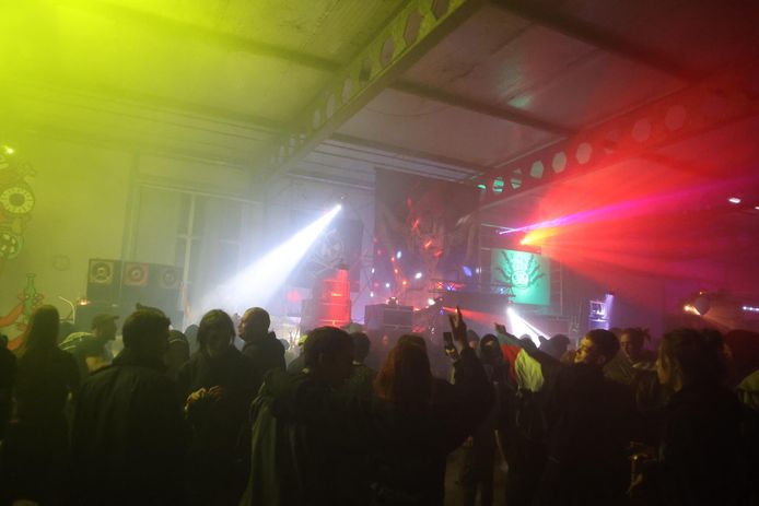 Nederlandse politie beëindigt illegale rave met 3.000 bezoekers: ook ...
