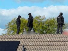 Tilburgers op dak van huis gearresteerd: ‘Verdacht van oplichten ouderen door bankfraude’