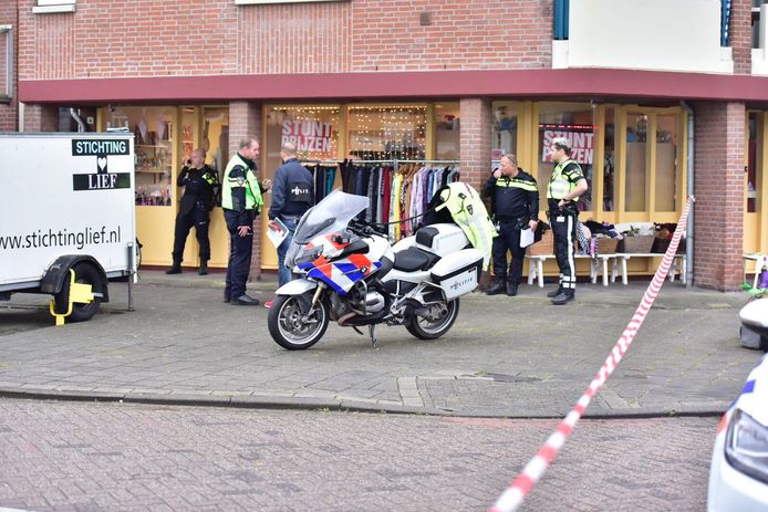In de Calsstraat in Mierlo-Hout werd een man opgepakt die met een groot mes stond te zwaaien op straat.