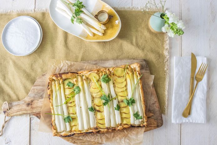 Plaattaart met witte asperges en aardappel.