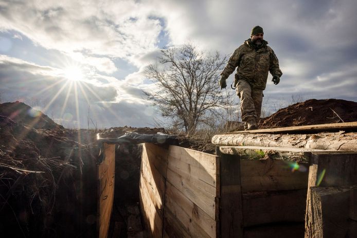 Украинский солдат осматривает новые траншеи под Кубянском.