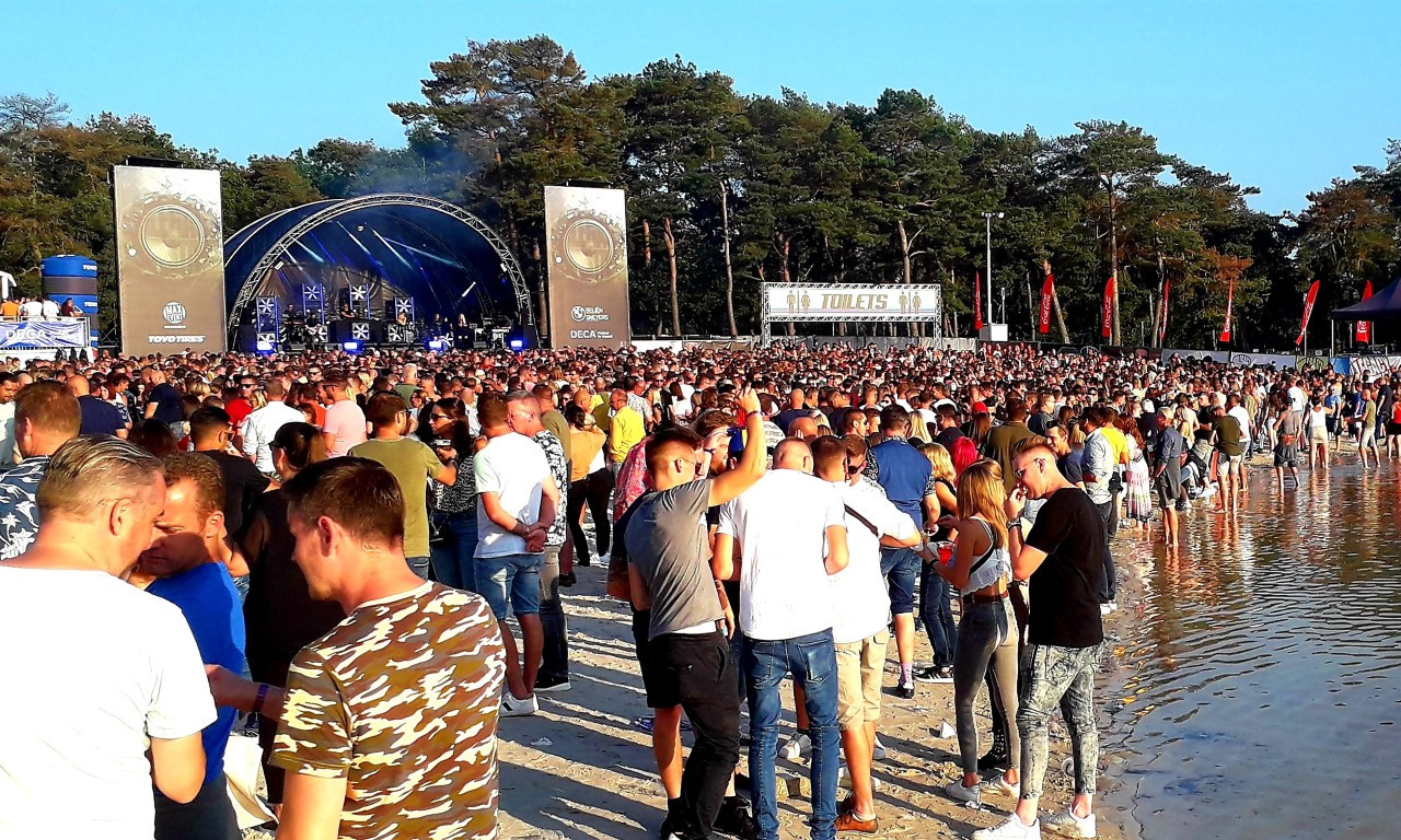 Tienduizend bezoekers feesten alsof hun leven er van afhangt op eerste