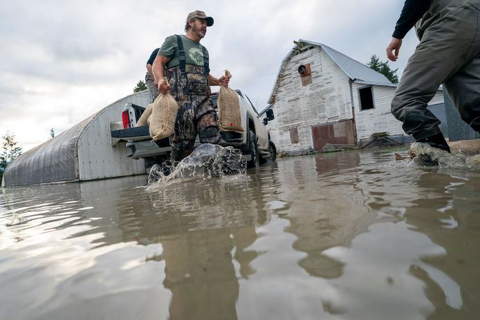 Met zandzakken gaan mensen het water te lijf in Barrowtown, nabij Abbotsford.