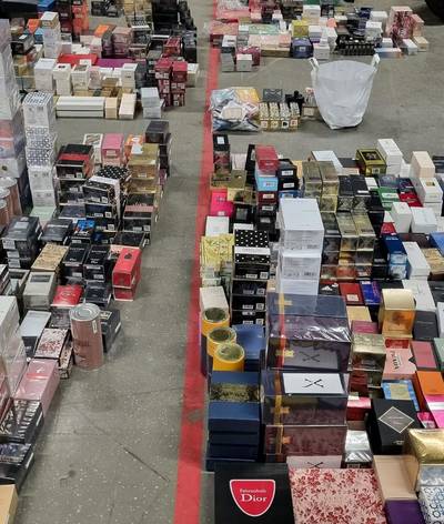 Politie houdt auto aan en doet daarna een opmerkelijke ontdekking in illegale winkel in Hooge Zwaluw