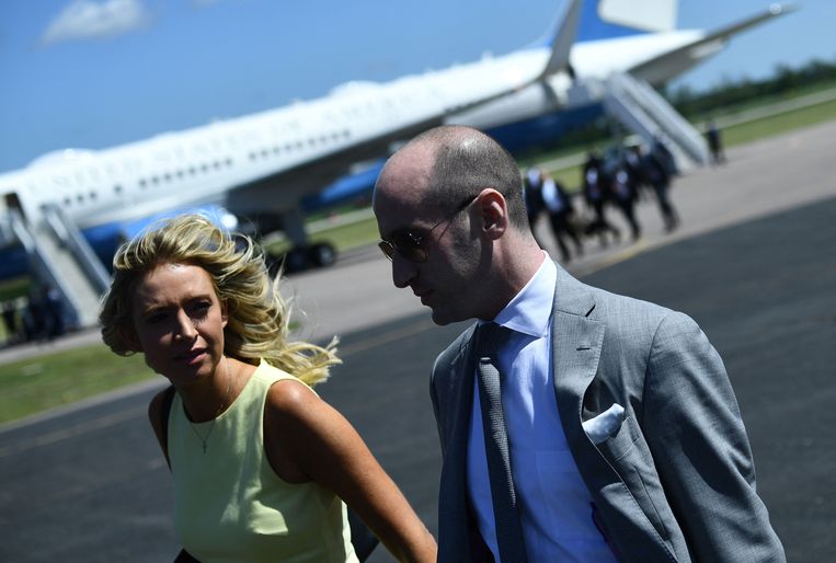 Kayleigh McEnany en Stephen Miller op archiefbeeld. Beeld AFP