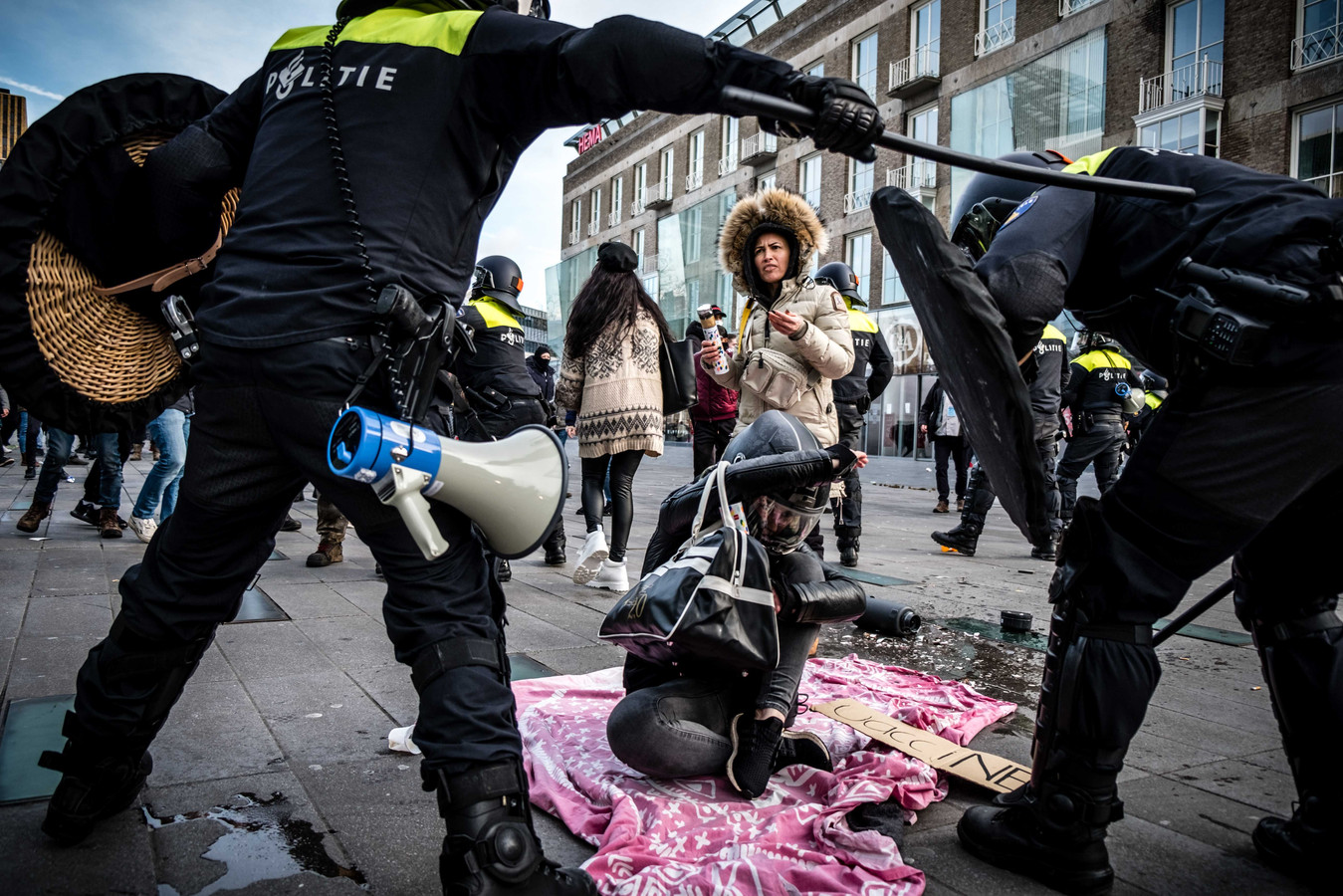 Подняли бунт против. Пресечение массовых беспорядков. Паника массовые протесты.