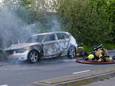 Auto vat vlam tijdens het rijden, bestuurder kan net op tijd uitstappen