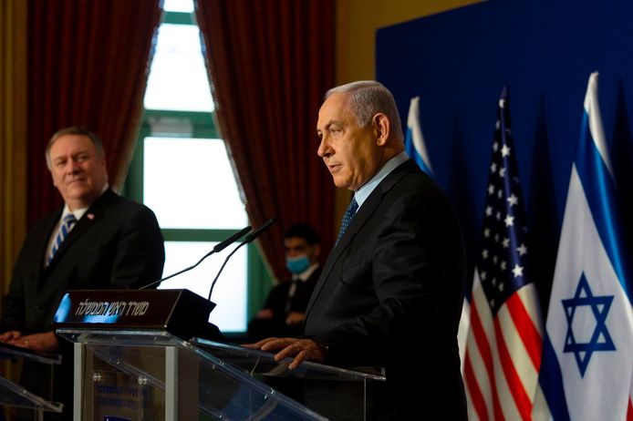 Mike Pompeo (achtergrond) en Israëlisch premier Benjamin Netanyahu