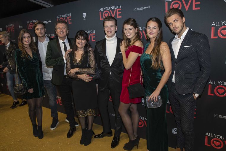 Robert ten Brink met zijn vrouw en dochters en hun partners op de rode loper bij de première van de film All you need is love. Beeld ANP