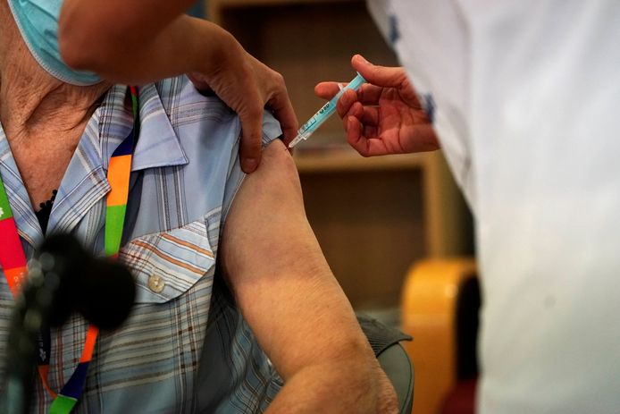 Rusthuisbewoner Hermelina Hernandez (96) krijgt het vaccin van Pfizer/BioNTech toegediend in Madrid.