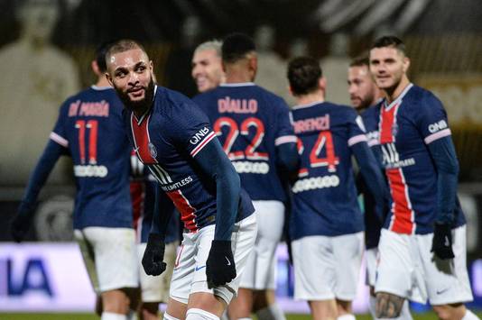 Layvin Kurzawa (l) viert op 16 januari een goal tegen Angers in de Ligue 1.